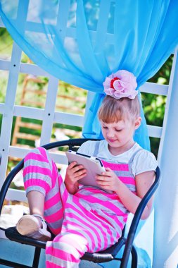 tablet ile küçük kız