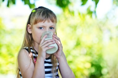 mutlu küçük kız süt içiyor