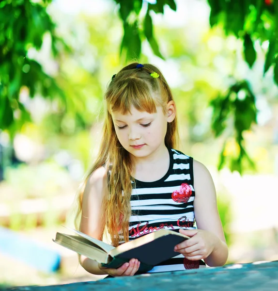 Jolie fille avec livre . — Photo