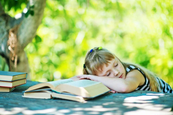 Κορίτσι που κοιμάται στο πάρκο — Φωτογραφία Αρχείου