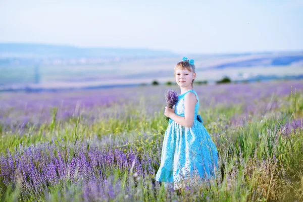 ラベンダーの花束を持つ少女 — ストック写真