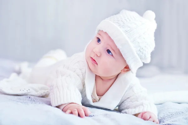 Baby i vit stickad kostym och hatt — Stockfoto