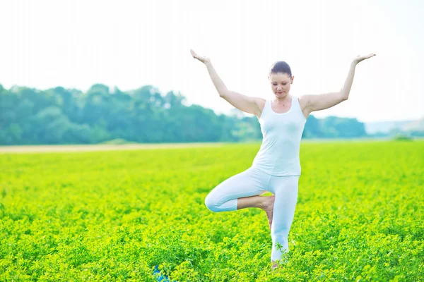 Younge woman doing exercises — Stock Photo, Image