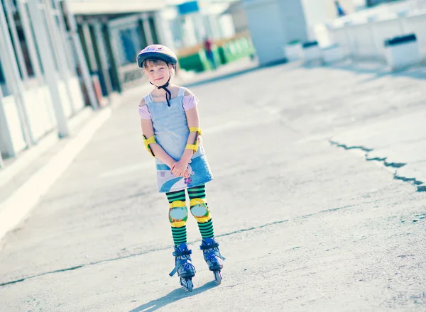 Petite fille roller dans la rue — Photo