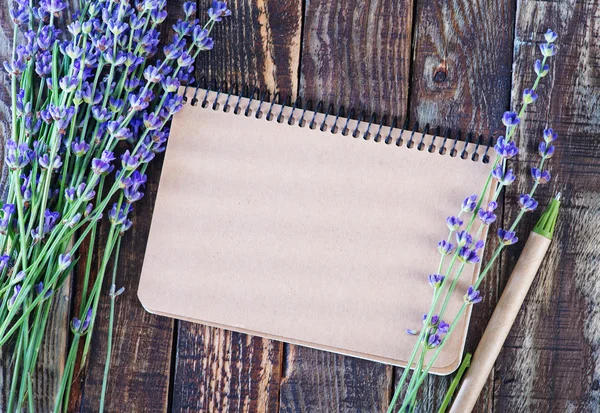 Kwiaty lawendy z notebooka — Zdjęcie stockowe