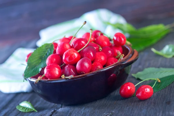 Fresh cherries in bowl — Stock Photo, Image