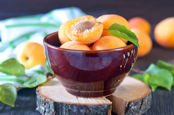 Apricots in brown bowl — Stock Photo, Image