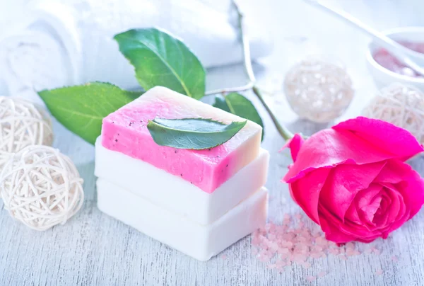 Ароматное мыло и роза — стоковое фото