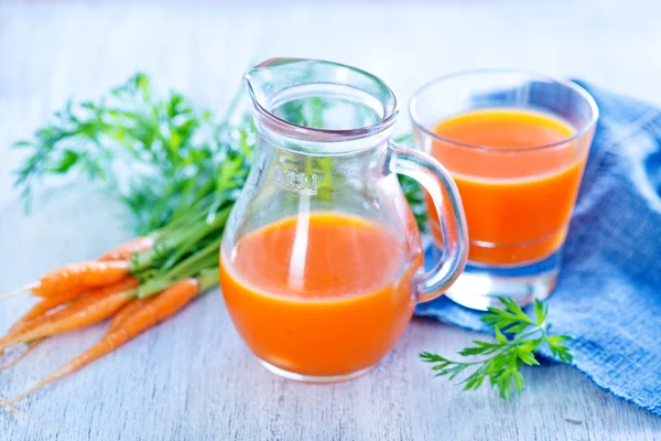 Morotsjuice i glas — Stockfoto