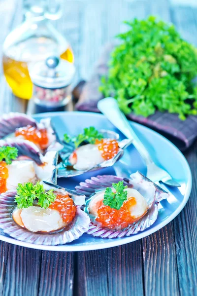 Vieira com caviar vermelho — Fotografia de Stock