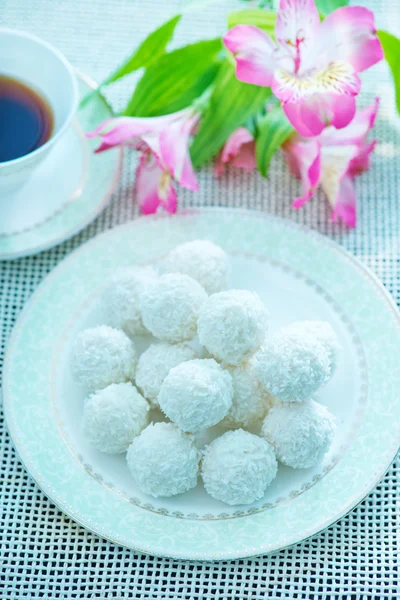 Bolas de coco na placa — Fotografia de Stock