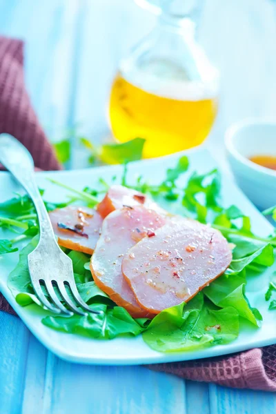 Räucherfleisch mit Salat — Stockfoto