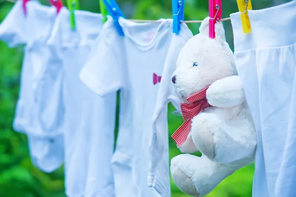 Ropa de bebé colgando en línea — Foto de Stock