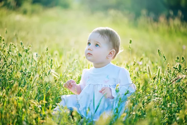 Menina pequena ao ar livre na luz solar — Fotografia de Stock