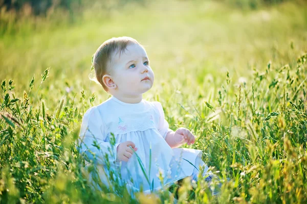 Menina pequena ao ar livre na luz solar — Fotografia de Stock