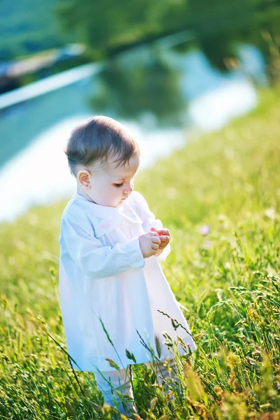 Small girl  outdoors  in sunlight — Stock Photo, Image
