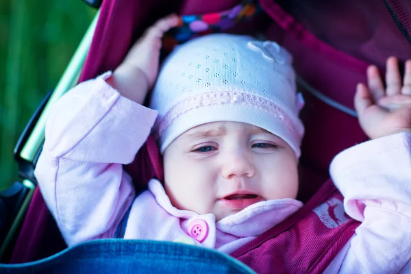 Bambina in carrozzina — Foto Stock