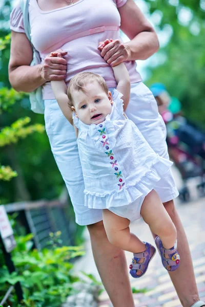 Großmutter mit Baby Mädchen — Stockfoto