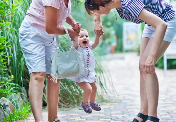 Madre y abuela con bebé niña — Foto de Stock