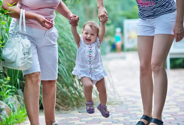 Madre y abuela con bebé niña — Foto de Stock