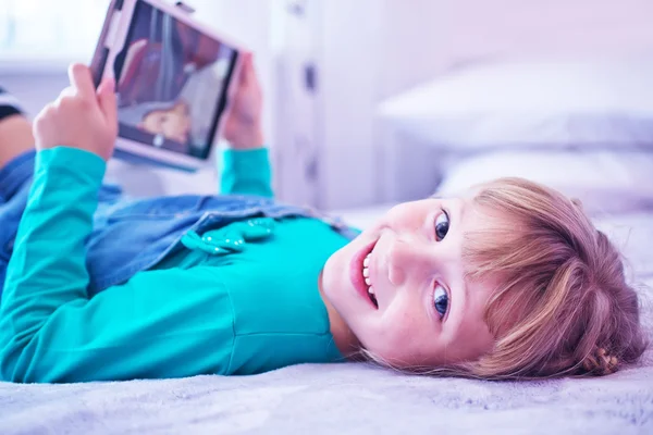 Bambina con tablet — Foto Stock