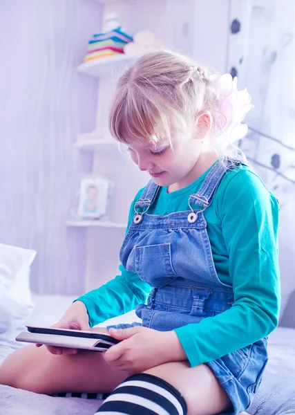 Bambina con tablet — Foto Stock