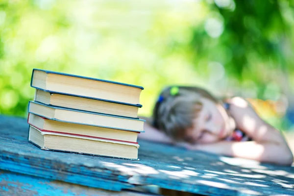 Mädchen schläft im Park — Stockfoto