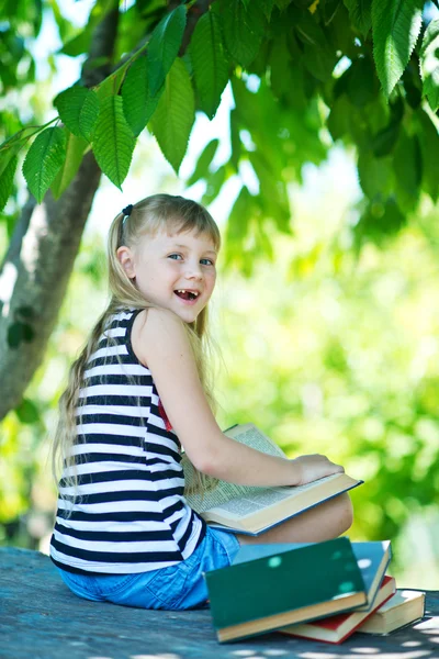 Chica leyendo libro — Foto de Stock