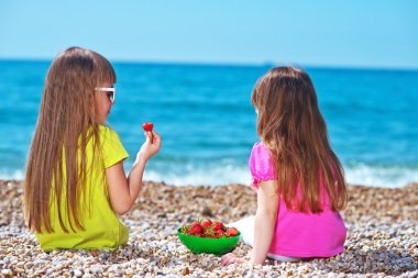 topladıklarıçilekleri kızlar