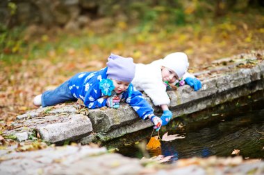 küçük kardeş eğleniyor