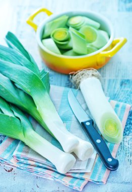 Taze pırasa ve bıçak