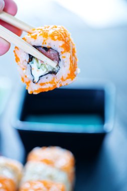 bir tablo üzerinde taze sushi