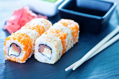 bir tablo üzerinde taze sushi
