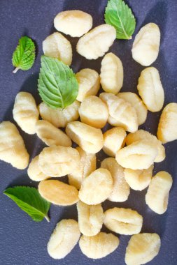 Ham gnocchi ve fesleğen yaprakları