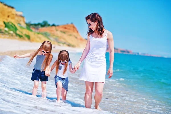 Niñas con su madre — Foto de Stock