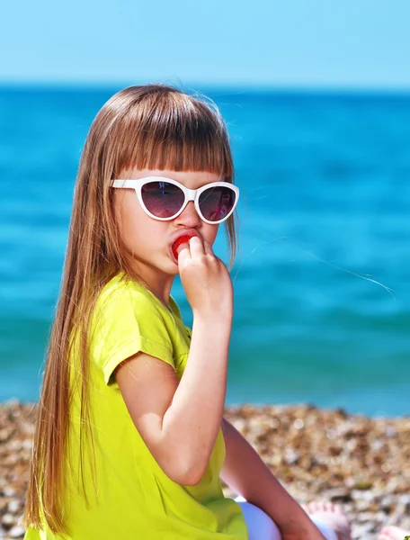 Girl eating strawberries — Stock Photo, Image