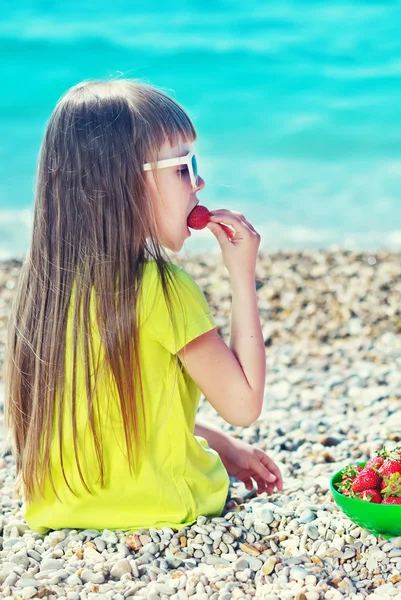 イチゴを食べて少女 — ストック写真