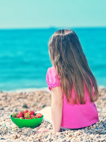 Flickan äta jordgubbar — Stockfoto