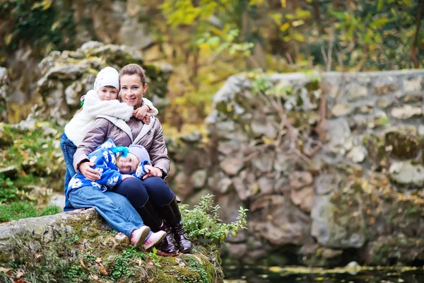 Famille heureuse dans le parc — Photo