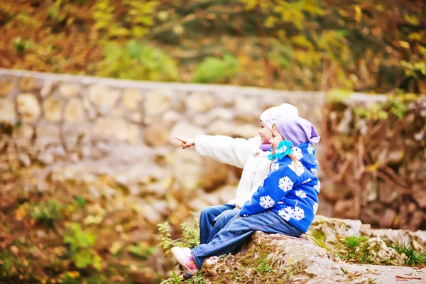 岩の上に座っての妹 — ストック写真