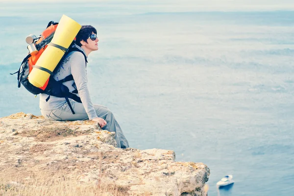 Woman with backpack on cliff — Stock Photo, Image