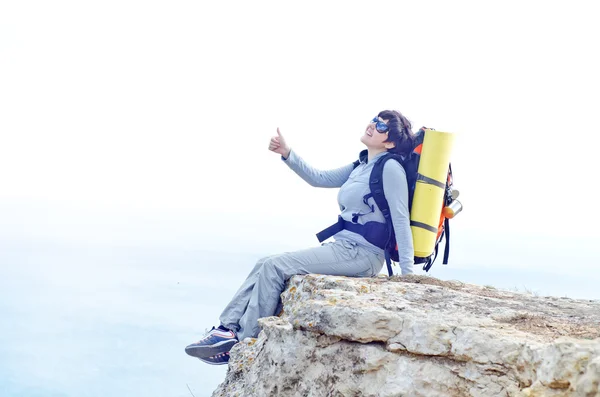 Mulher com mochila no penhasco — Fotografia de Stock