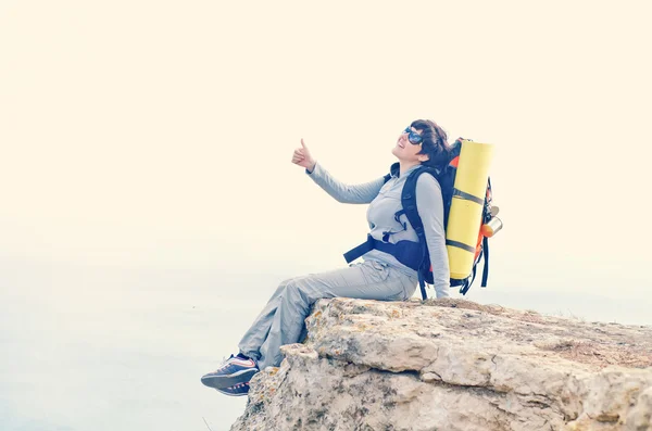 Woman with backpack on cliff — Stock Photo, Image