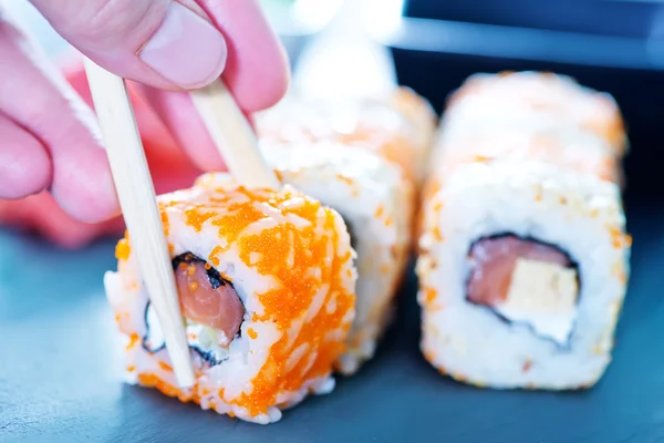 Frisches Sushi auf dem Tisch — Stockfoto