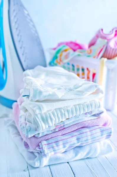 Stapel von niedlicher Babykleidung — Stockfoto