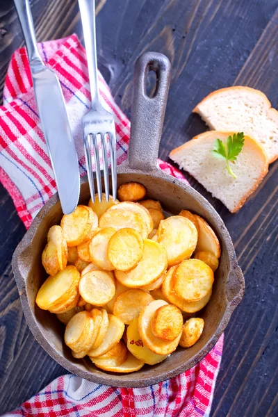 Жареный картофель в миске — стоковое фото