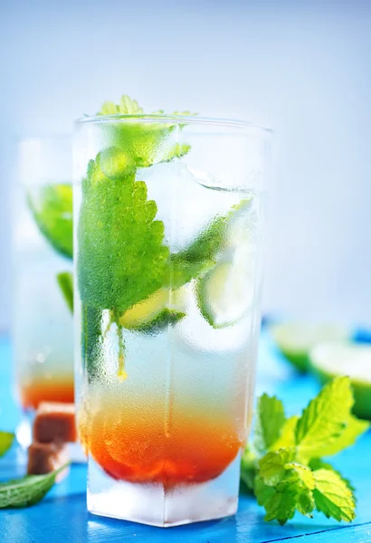 Mojito de alcohol en vidrio — Foto de Stock