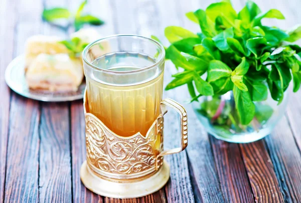 Chá de hortelã fresco em vidro — Fotografia de Stock