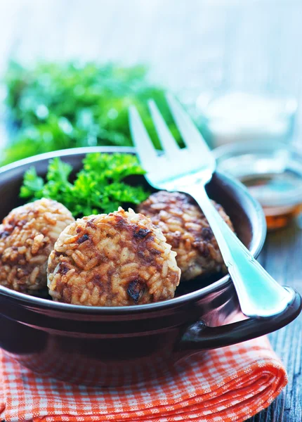 Sabrosas croquetas en tazón —  Fotos de Stock