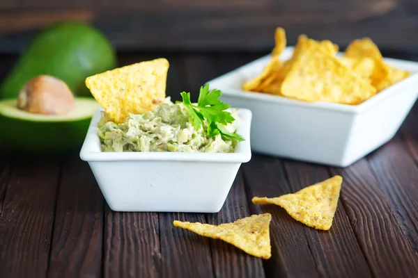 Nachos avec sauce sur assiette — Photo